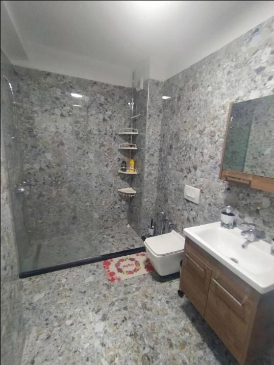 شقة تيرانا  في #1 Modern 1Br With Balcony In Up-And-Coming Hip Area المظهر الخارجي الصورة